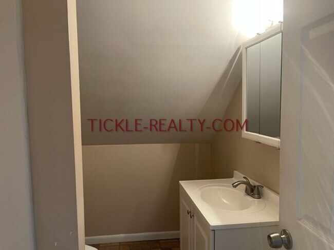 Building Photo - 2-4 Whalin Street