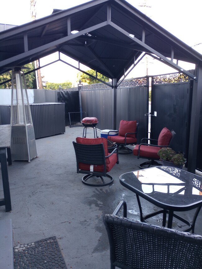 Building Photo - 4374 Overland Ave