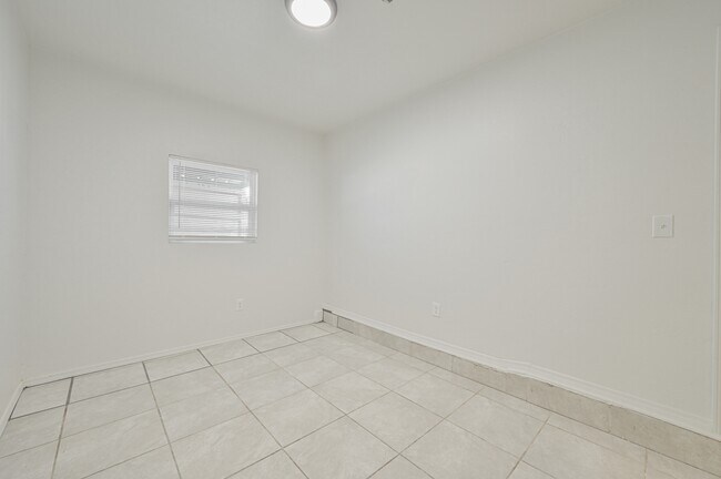 Building Photo - 4720 SE 50th St