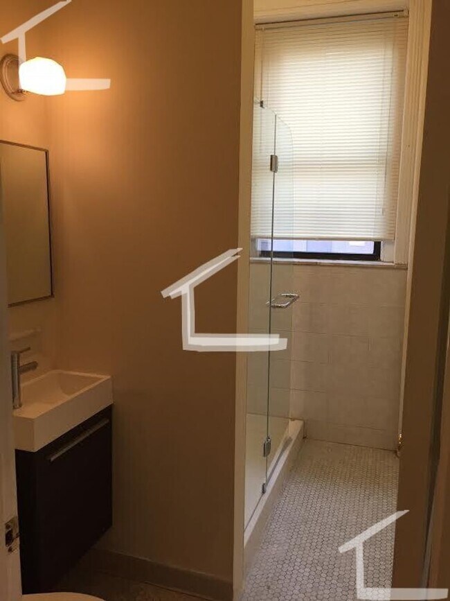Building Photo - 3Br/1Bth, Great location. Laundry in building