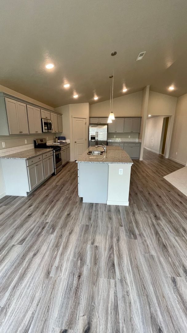 Building Photo - $2,199.00 / Large 4 bed 2 bath / 3 car gar...