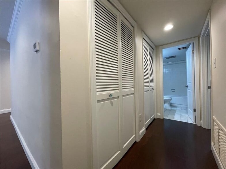 Building Photo - 138 Woodmere Square NW