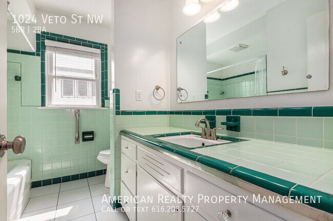 Building Photo - 1024 Veto St NW