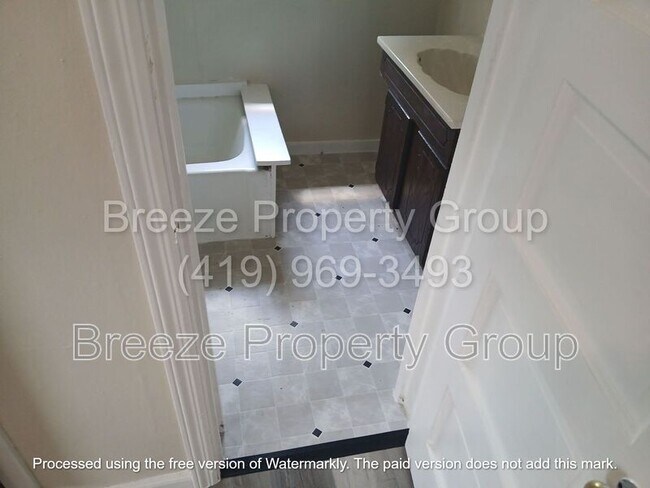 Building Photo - 621 N Metcalf St