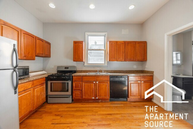 Building Photo - 2416 N Maplewood Ave