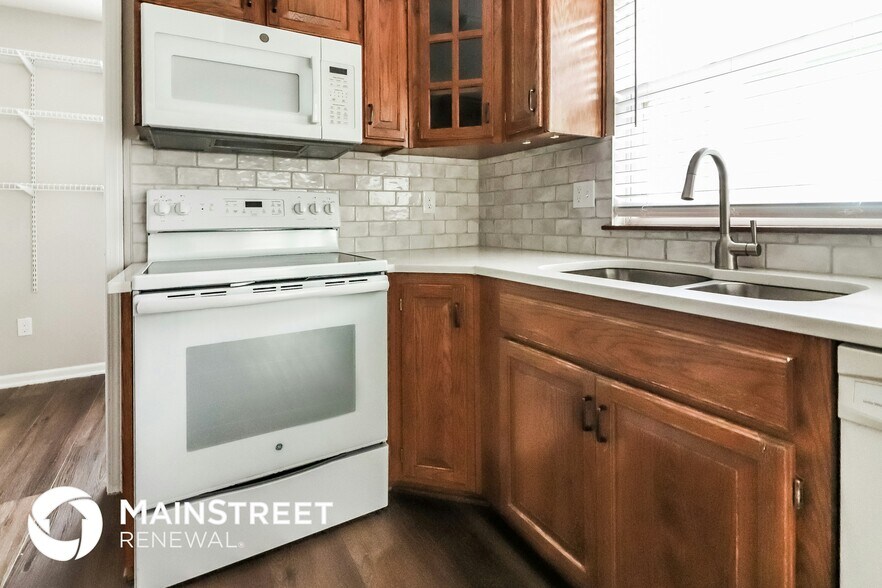 Building Photo - 1475 NW Yankee Dr