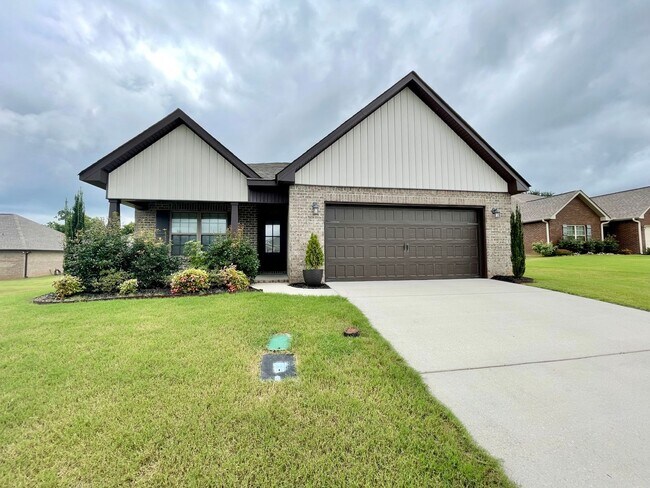 Primary Photo - Nice Home Centrally Located in Athens!