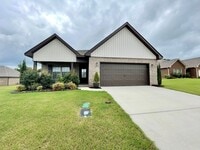 Building Photo - Nice Home Centrally Located in Athens!