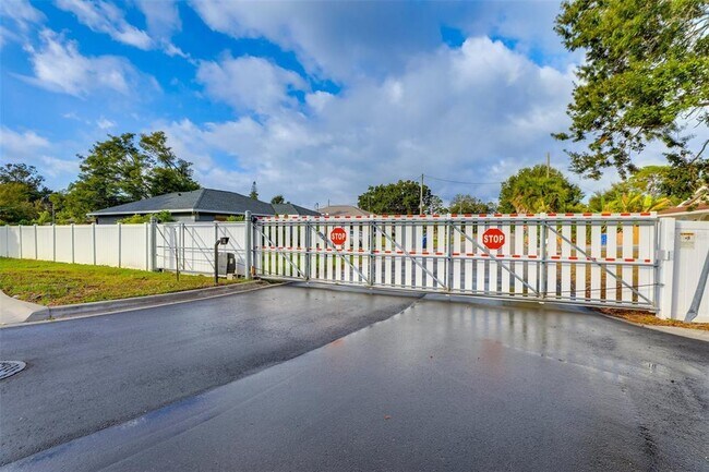 Building Photo - 2441 6th Ave Dr E