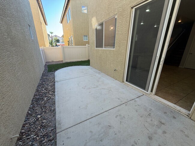 Building Photo - Gorgeous 3 bedroom 1 car garage home in SW ready for immediate move-in!!