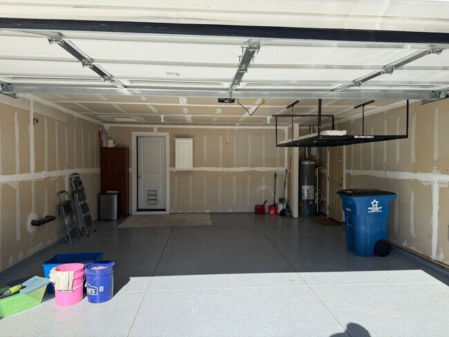 Building Photo - 3 Bedroom / 2 Bathroom in NW Redmond OR