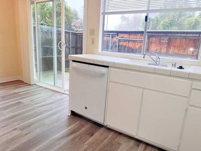 Building Photo - 2 bedroom 1.5 bath 2 story townhome