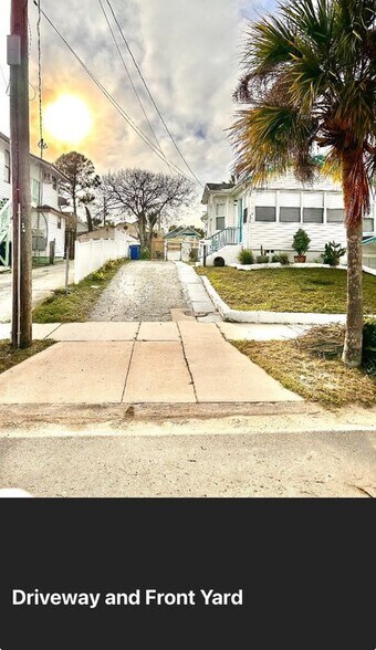 Building Photo - 136 S Oleander Ave