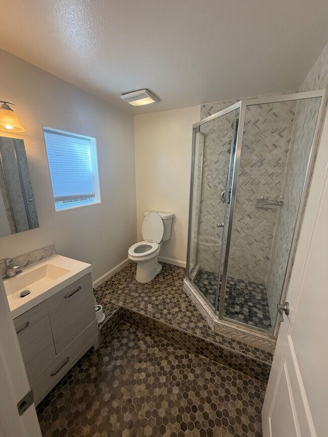 Building Photo - 401 S Hummingbird Ln