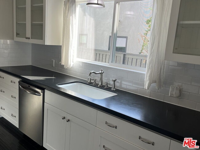 Building Photo - 622 N Formosa Ave