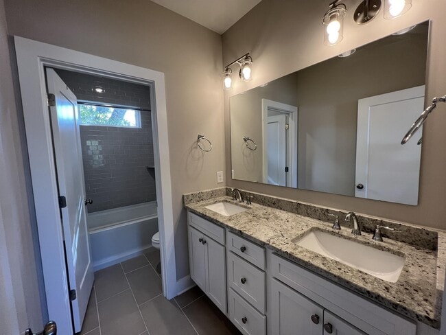 Building Photo - 1436 Ann St