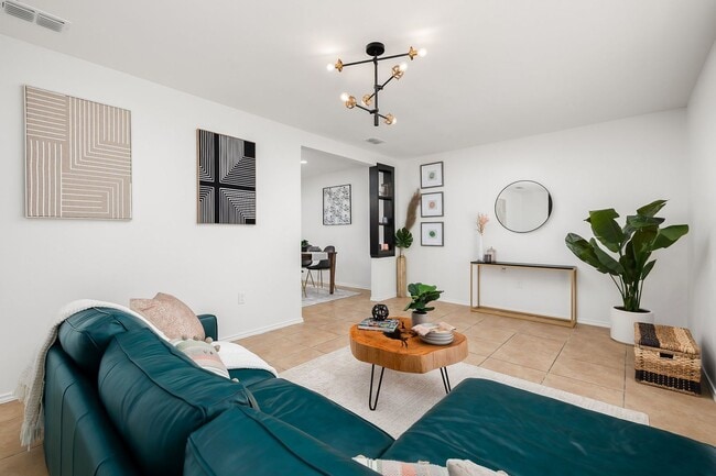 Building Photo - Sunny & Stylish Mission Home!