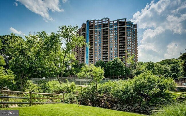 Building Photo - 10101 Grosvenor Pl