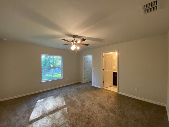 Building Photo - Custom Home - Desirable SE Ocala Neighborh...