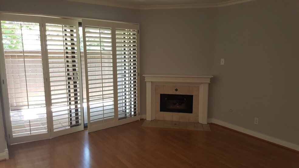Living Room/Fireplace - 638 Wilcox Ave