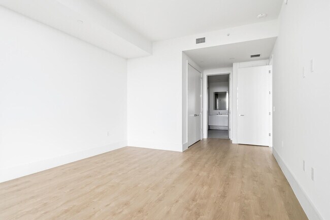 Building Photo - 220 Lake Shore Dr