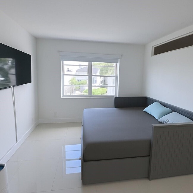 Building Photo - 916 NE 27th Ave