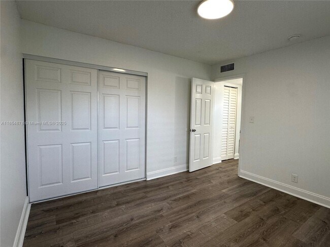 Building Photo - 5661 SW 36th Ct