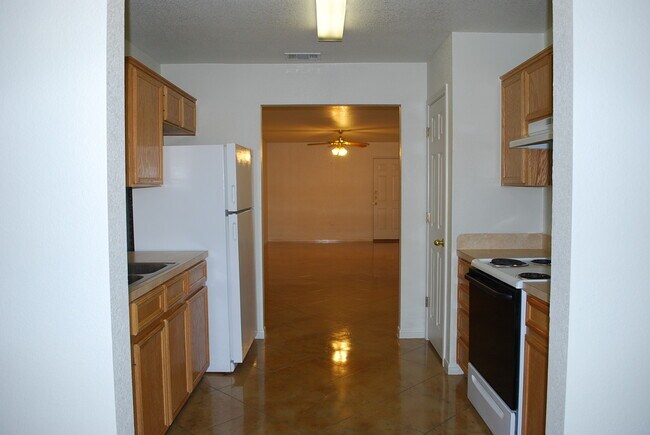 Building Photo - 915 Maplewood Dr