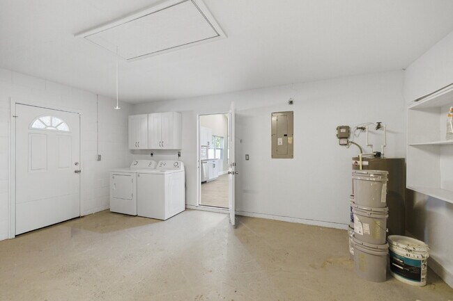 Building Photo - Newly remodeled Lovely 3-bed 2 Bath Home in desirable Location!!