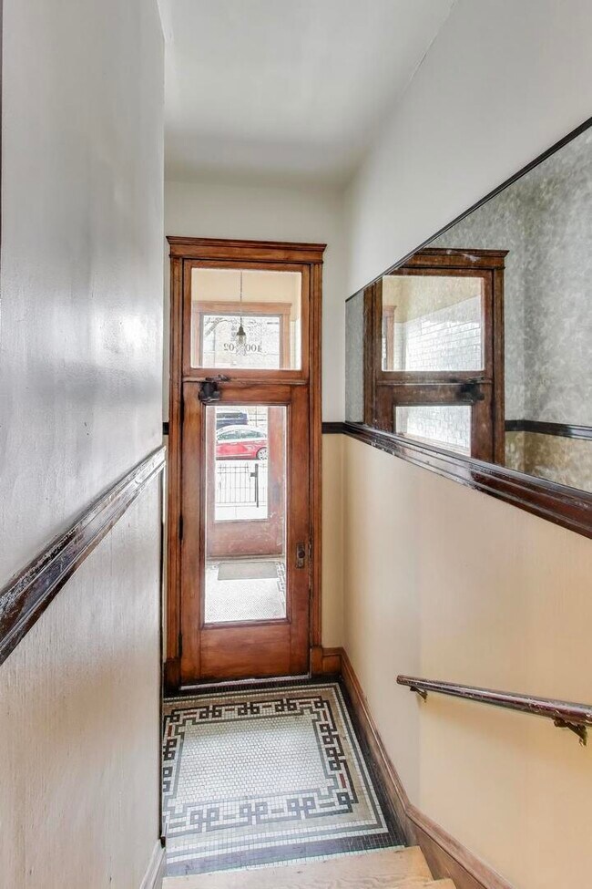 Building Photo - 4002 N Hermitage Ave