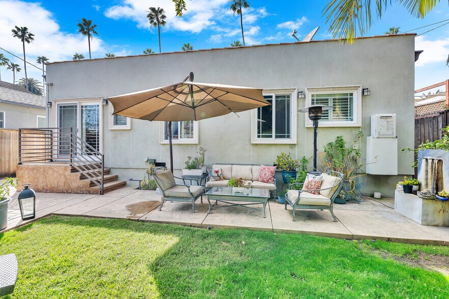 Building Photo - 326 N Doheny Dr