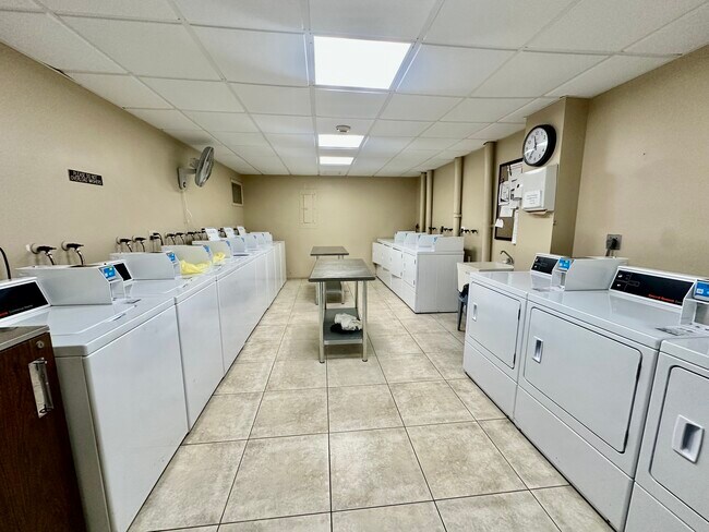 Building Photo - 900 NE 18th Ave