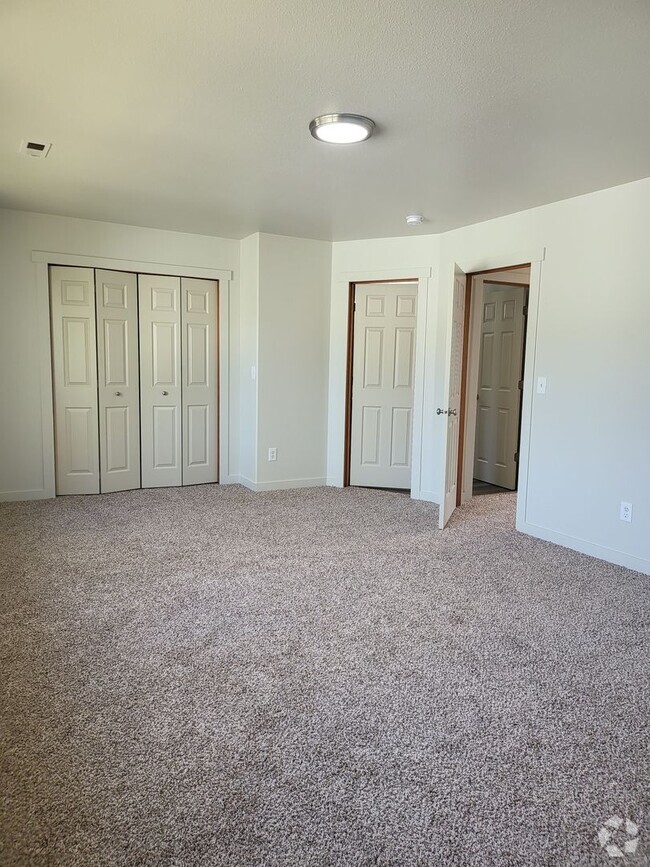 Building Photo - 1416 S Skyline Dr