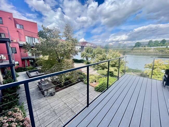 Building Photo - Top-Floor Riverfront Living with Broadway Bridge Views | 2 Bed + 2 Bath + Parking