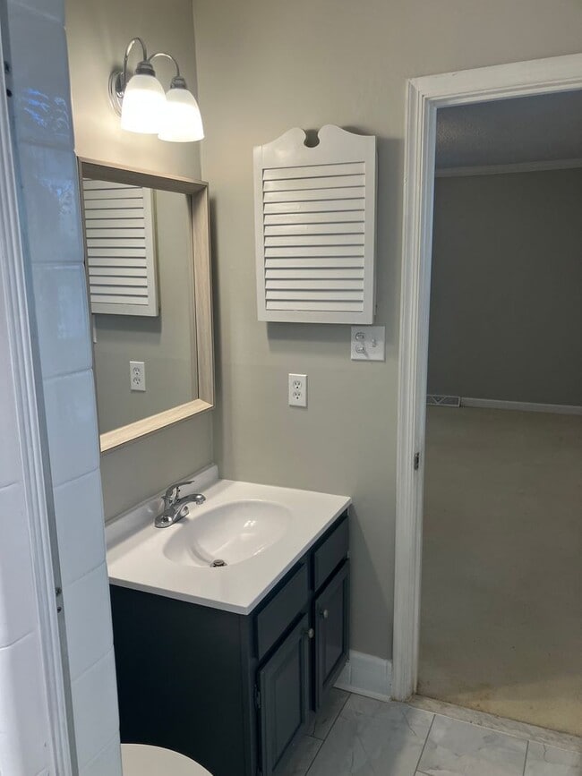 Building Photo - 1018 Jefferson Rd