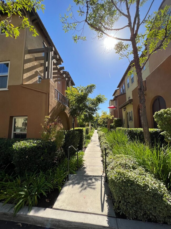 Building Photo - Luxury Tri-Level Townhome – Terraces at Es...