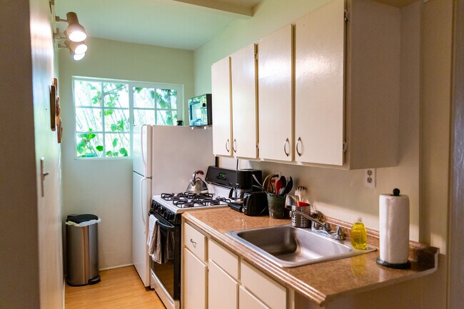 FULLY-EQUIPPED KITCHEN - 1762 Vista Del Mar Ave
