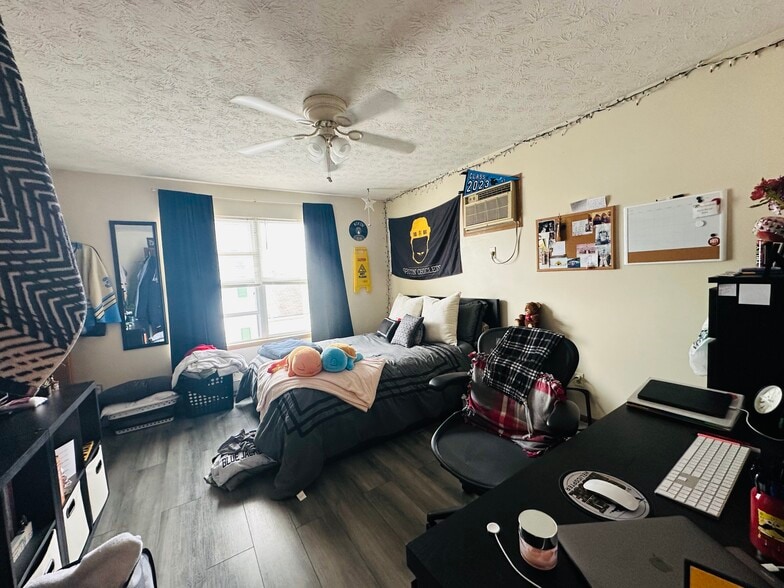 Building Photo - 1584 E Summit St