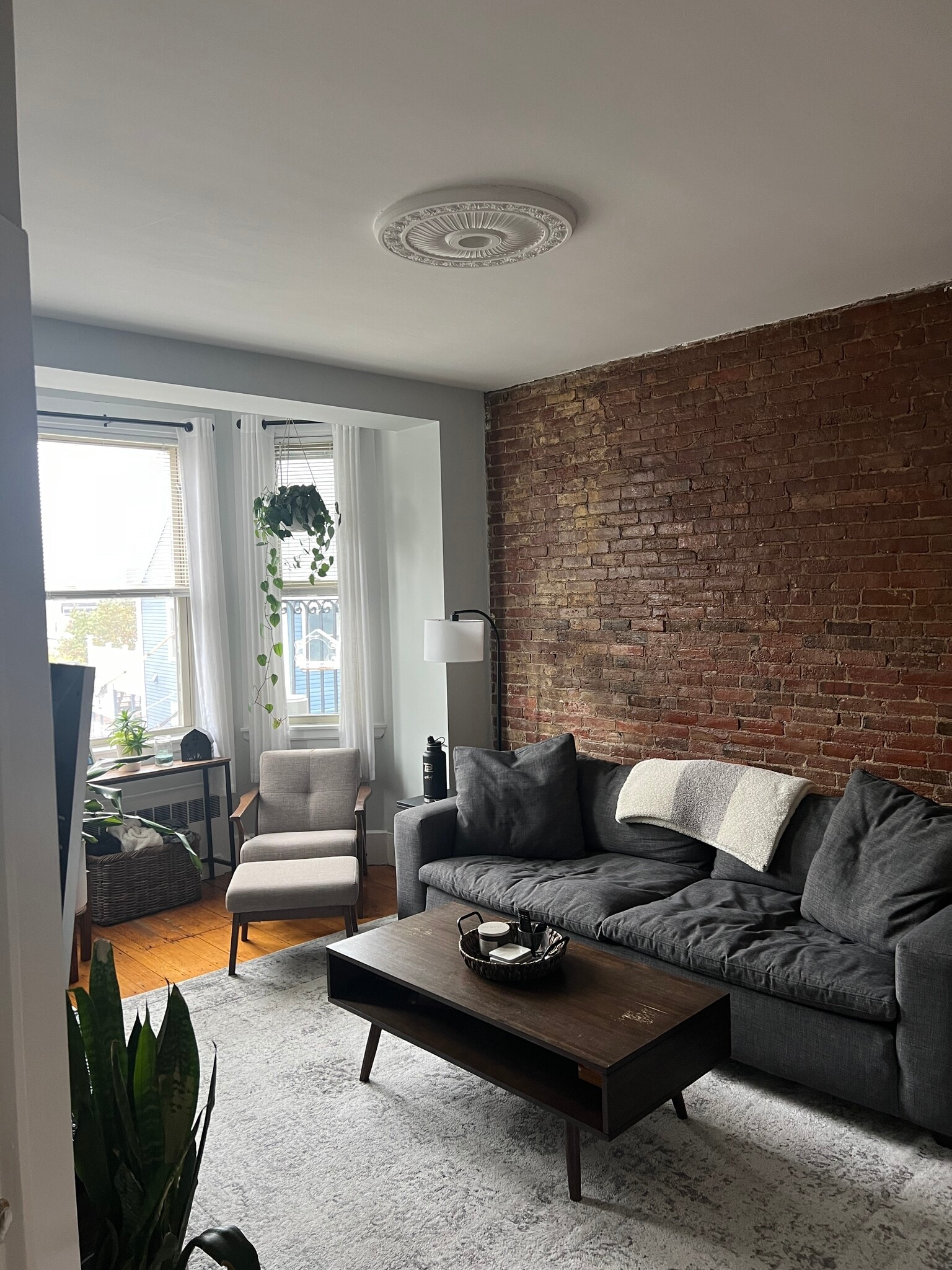 Building Photo - 2 Pearl St