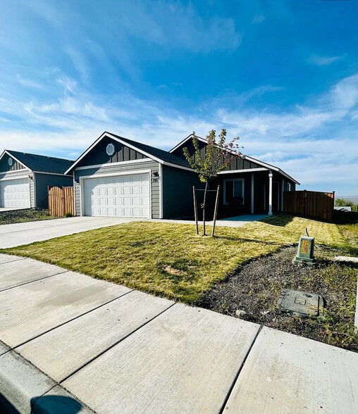 Primary Photo - 395 Costanza Ave