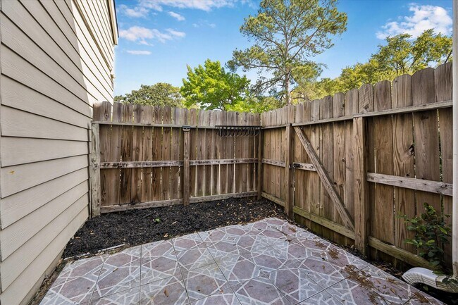 Building Photo - 2100 Tanglewilde St