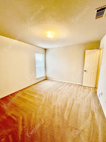 Building Photo - 5037 Bedfordshire Dr