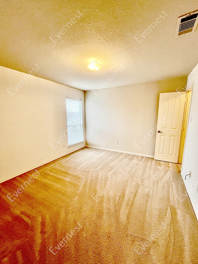 Building Photo - Spacious 3-Bedroom Home with Modern Kitche...