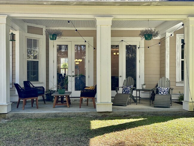 Building Photo - Beautifully Maintained Three Bedroom Home ...
