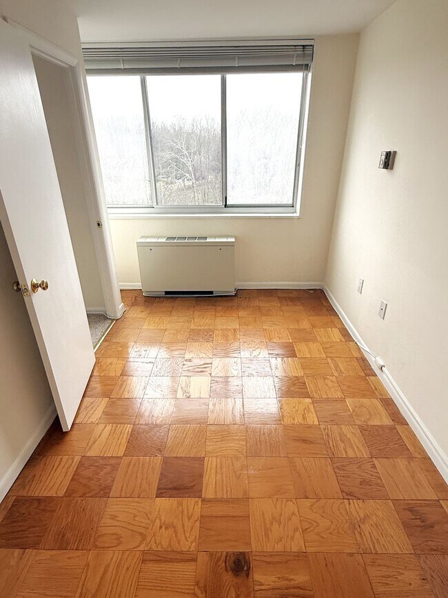 Building Photo - Ready for immediate move-in! 1 bed/1bath in Grosvenor.
