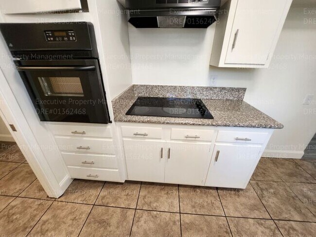 Building Photo - 3 bedroom/ 2 bathroom home located near th...
