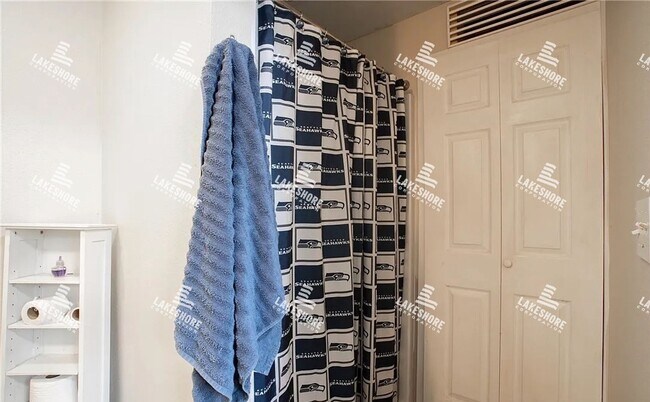 Building Photo - 3 Bed 2 Bath Graham Home w/ Beautiful Kitchen Remodel!