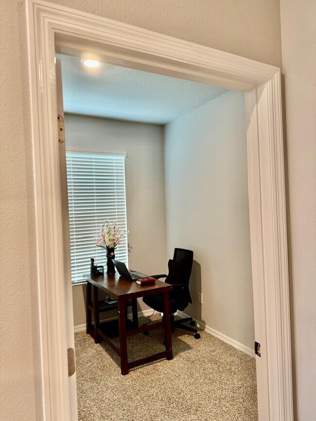 Building Photo - Spacious 4-Bedroom Corner Townhome with Loft & Lake Views in Ocoee