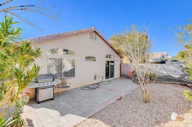 Building Photo - Short Term Rental & Furnished