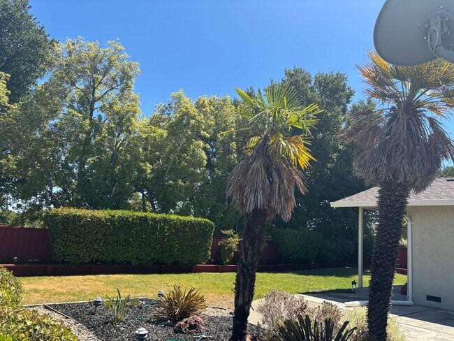 Building Photo - Lovely 3-Bedroom, 2-Bath Home in Desirable...